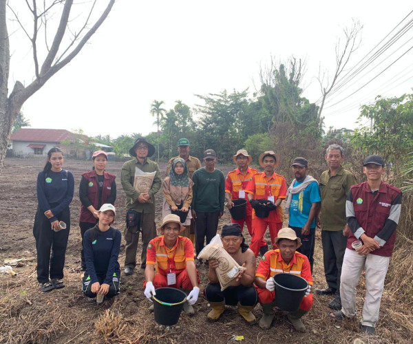 Foto bersama Tim Dinas Pertanian dan Perikanan Kota Pekanbaru dengan tim terkait pada kegiatan penanaman padi gogo di poktan Seroja Jaya Abadi Kelurahan Pebatuan, Kecamatan Kulim, Kota Pekanbaru.