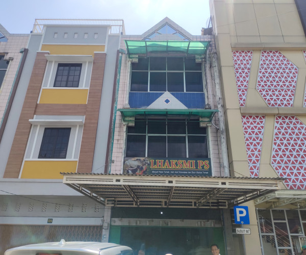 Lhaksmi PS toko yang menjual kebutuhan pakan dan kebutuhan hewan di Jalan Riau No. 12, Kampung Baru, Kecamatan Senapelan, Kota Pekanbaru .