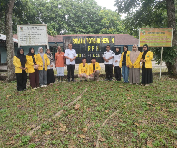 Foto Bersama, TIm Dinas Pertanian dan Perikanan Kota Pekanbaru, Camat Tuah Madani dan Mahasiswa UNILAK di depan RPH Tampan