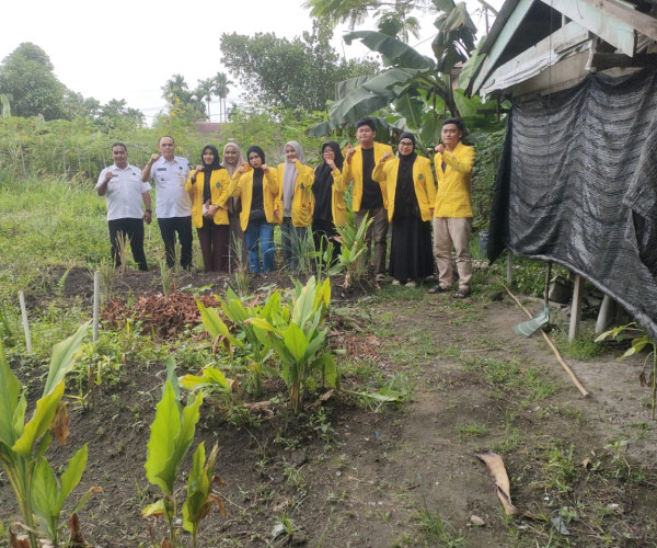 Kunjungan Bapak Camat Tuah Madani dan Mahasiswa Unilak ke area perkebunan di Kec. Tuah Madani