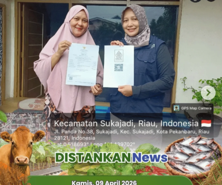 Penyerahan Sertifikat Halal produk olahan perikanan kepada Ibu Alwarda